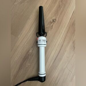 HOT TOOLS Professional 1/2”-1" Conical Curling Wand - White & Black
